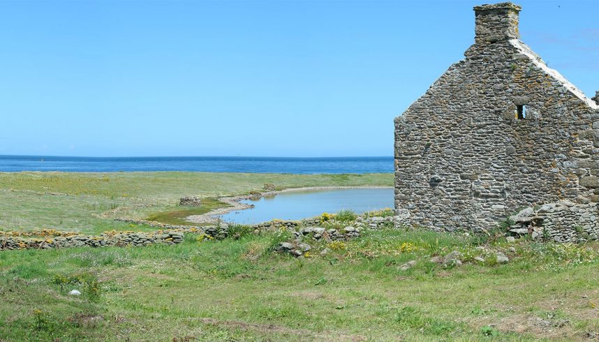 Vue sur la mer depuis l'île de Molène en Bretagne