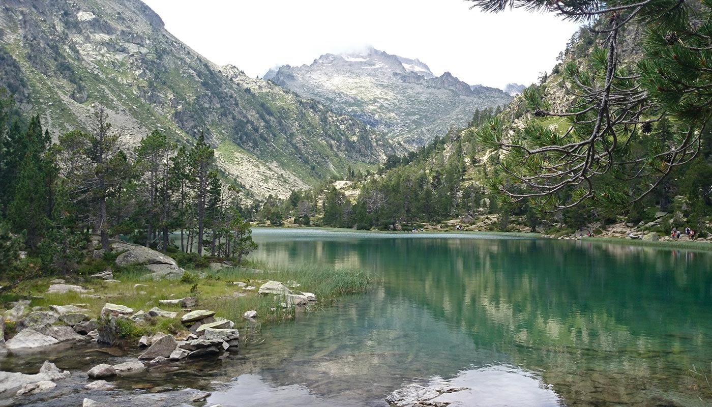 Vue sur un lac dans la réserve naturelle de Néouvielle