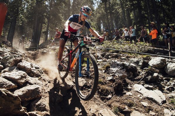 Pauline Ferrand Prevot en VTT descente