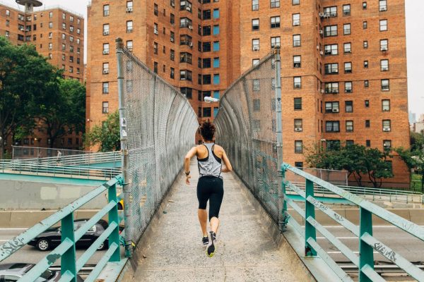 femme court dans la ville sur un pont