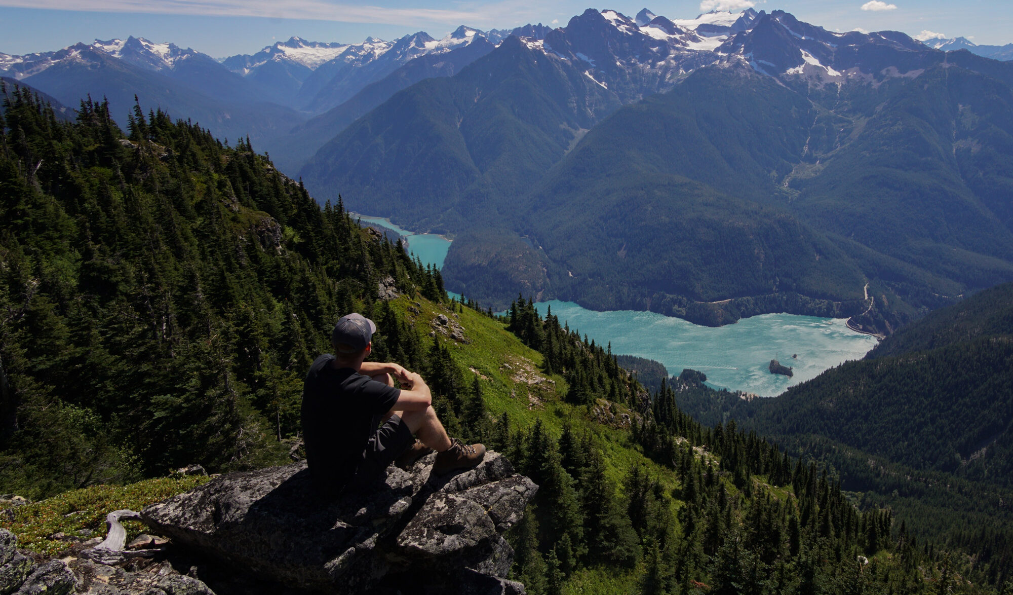 Panorama de montagne avec vue sur un lac
