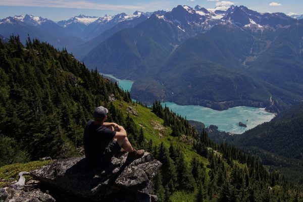 Panorama de montagne avec vue sur un lac