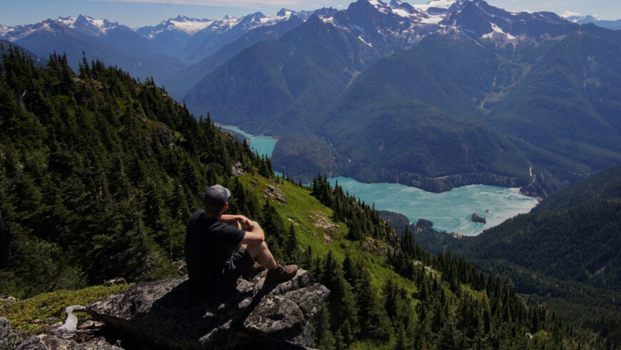 Panorama de montagne avec vue sur un lac