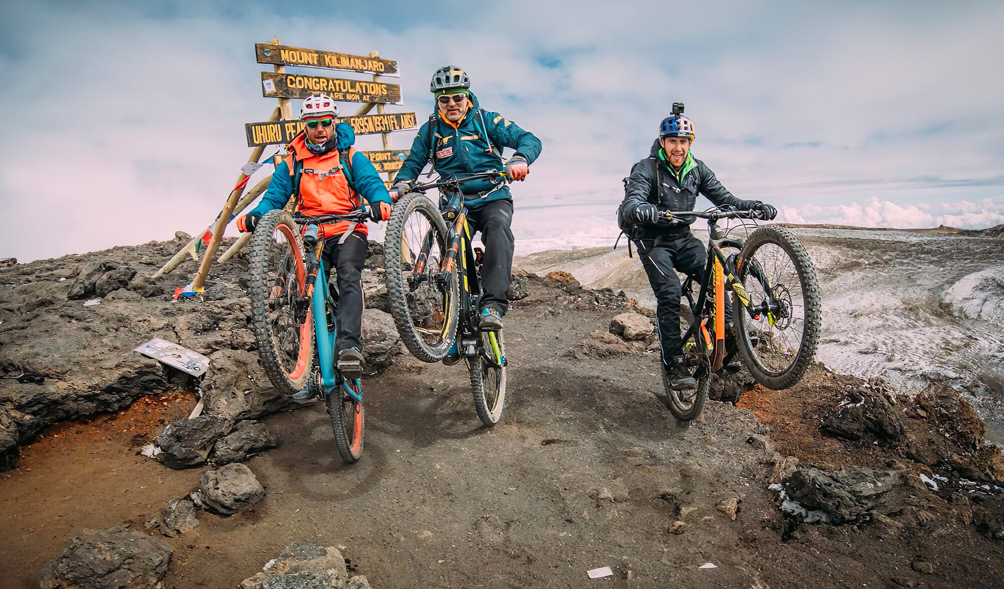 Hans Rey, Danny MacAskill et Gerhard Czerner au sommet du Kilimandjaro