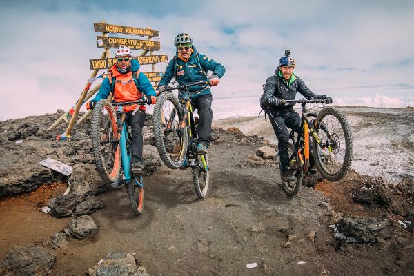 Hans Rey, Danny MacAskill et Gerhard Czerner au sommet du Kilimandjaro