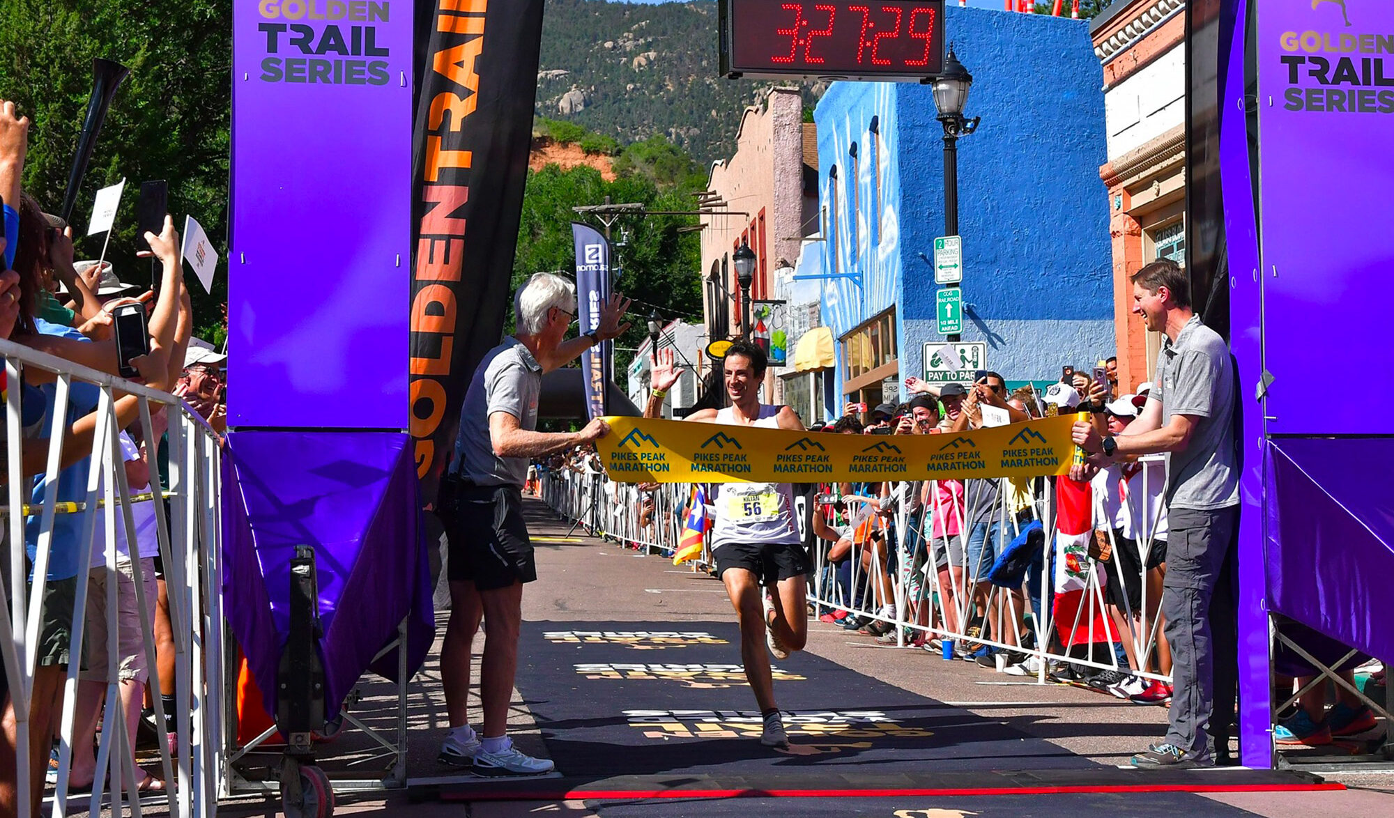 Kilian Jornet sur la ligne d'arrivée de la Pikes Peak Marathon