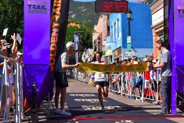 Kilian Jornet sur la ligne d'arrivée de la Pikes Peak Marathon