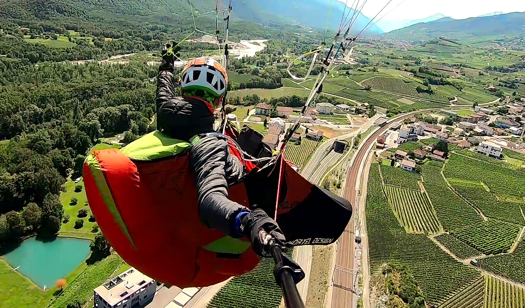Nicolas Plain en train de filmer depuis son parapente