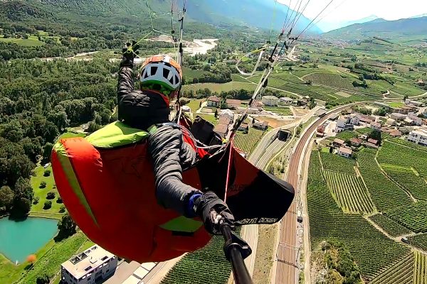 Nicolas Plain en train de filmer depuis son parapente