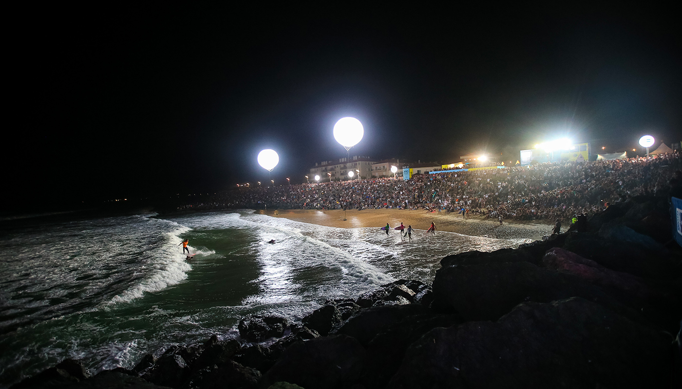 Public pendant le surf de nuit à Anglet