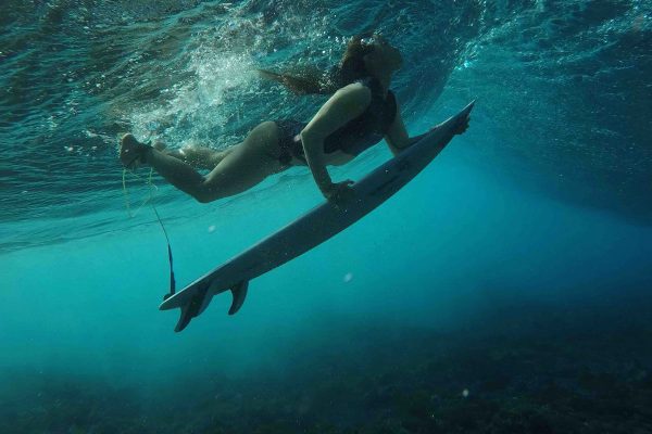 Johanne Defay sous l'eau avec son surf