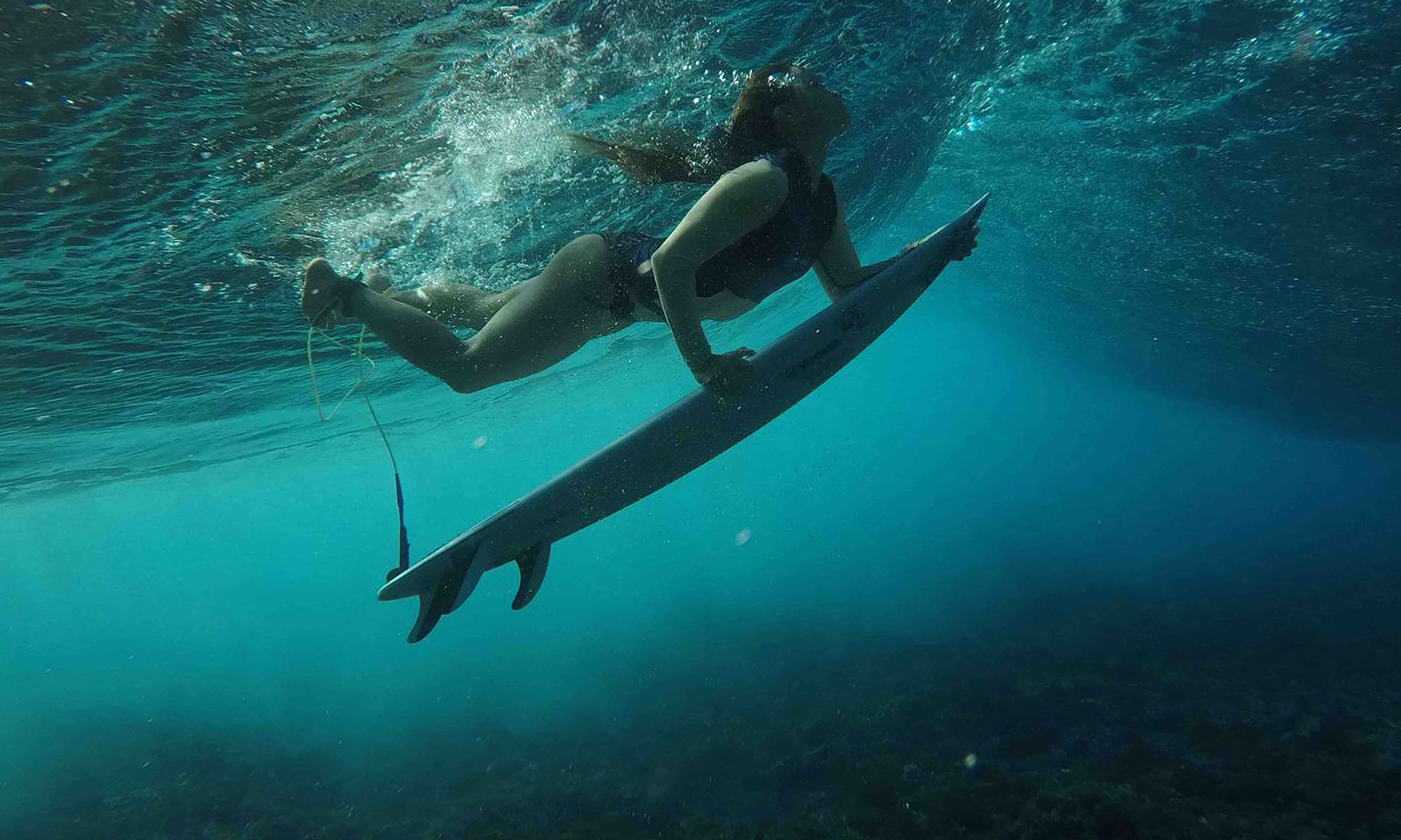 Johanne Defay sous l'eau avec son surf