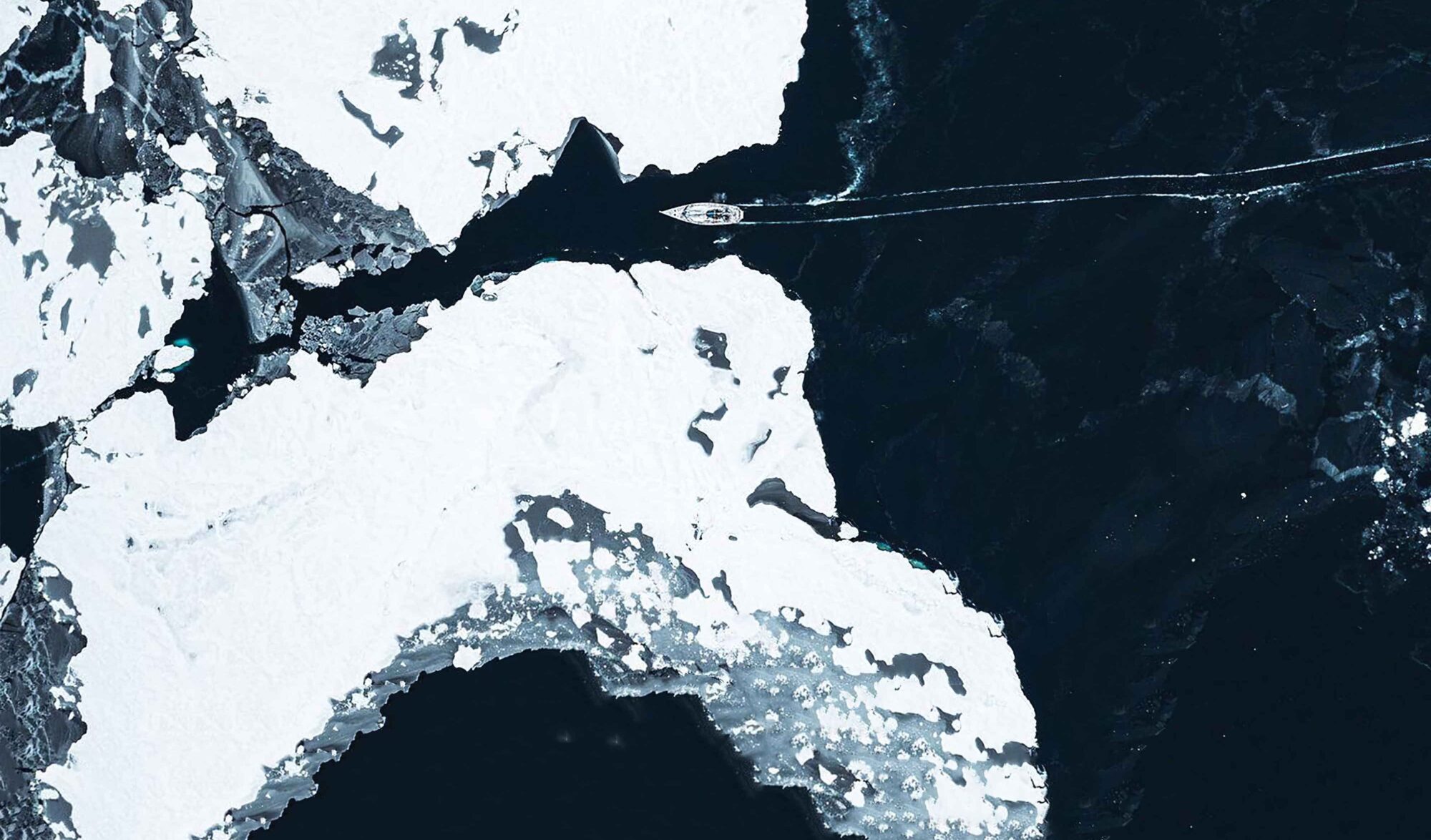 Mike Horn en bateau sur l'arctic