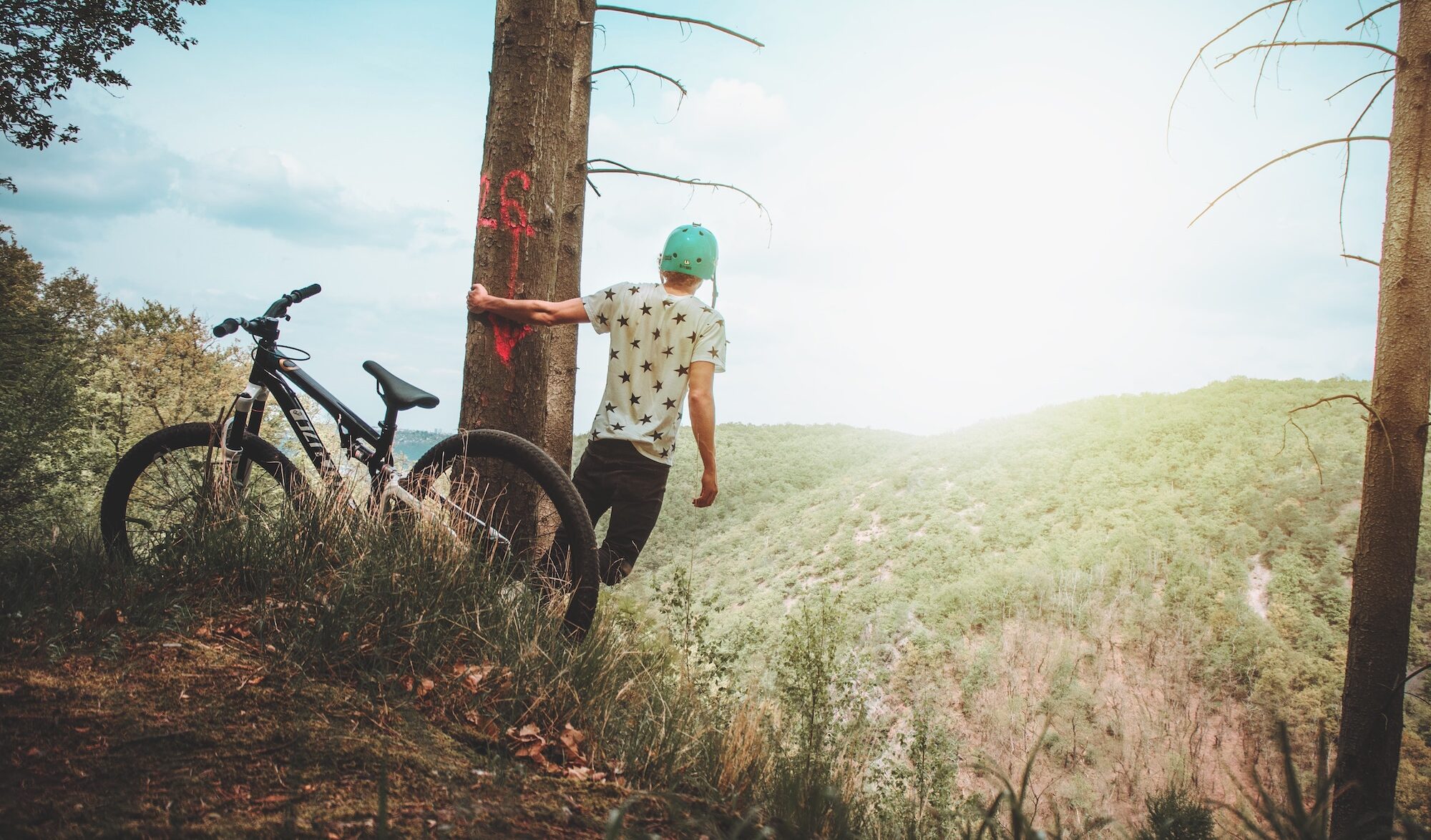 garçon en VTT en montagne