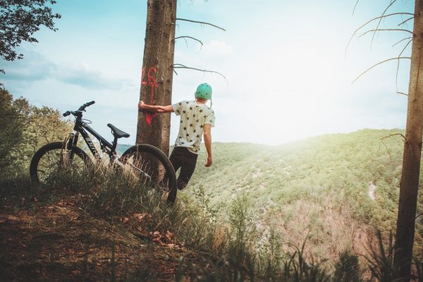 garçon en VTT en montagne