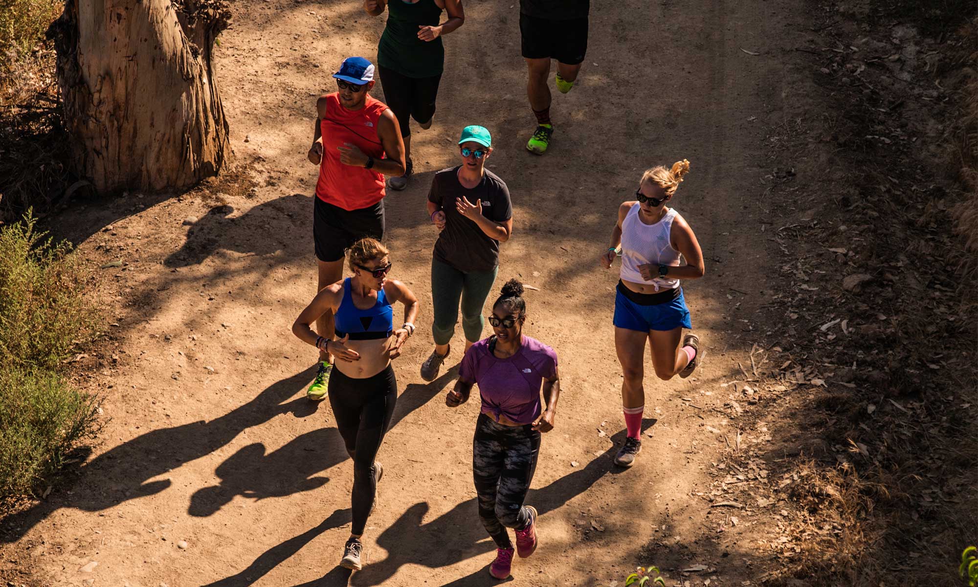 Un Homme Coureur De Trail. Et Pieds D'athlètes Portant Des