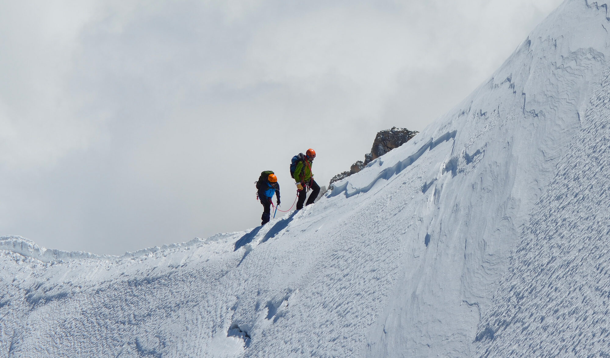 Deux alpinistes dans le massif du Mont-Blanc