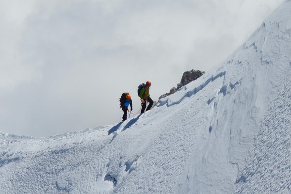 Deux alpinistes dans le massif du Mont-Blanc
