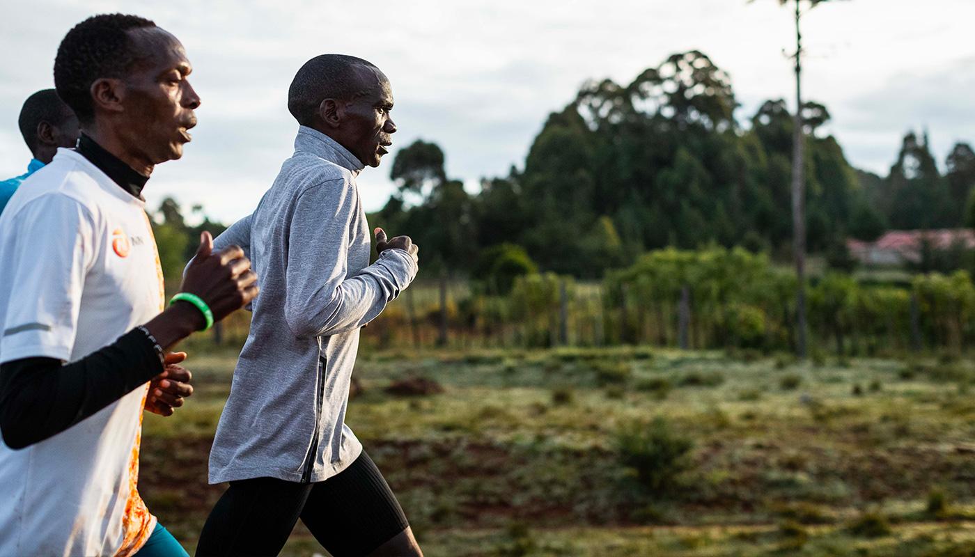 Eliud Kipchogue à l'entrainement, chez lui, au Kenya.