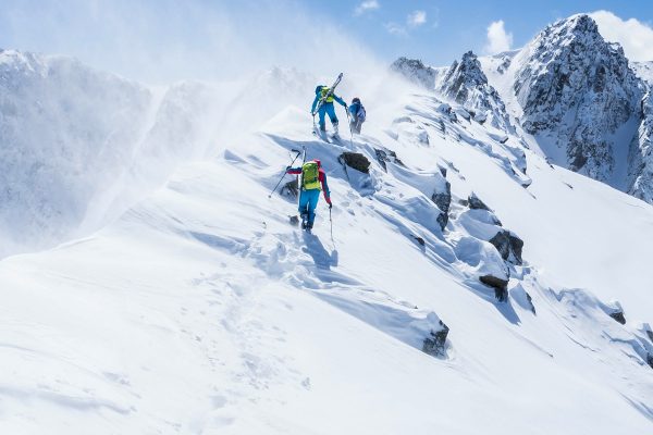 Trois alpinistes en montagne