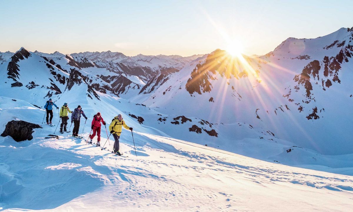 Suisse, ski de randonnée en groupe