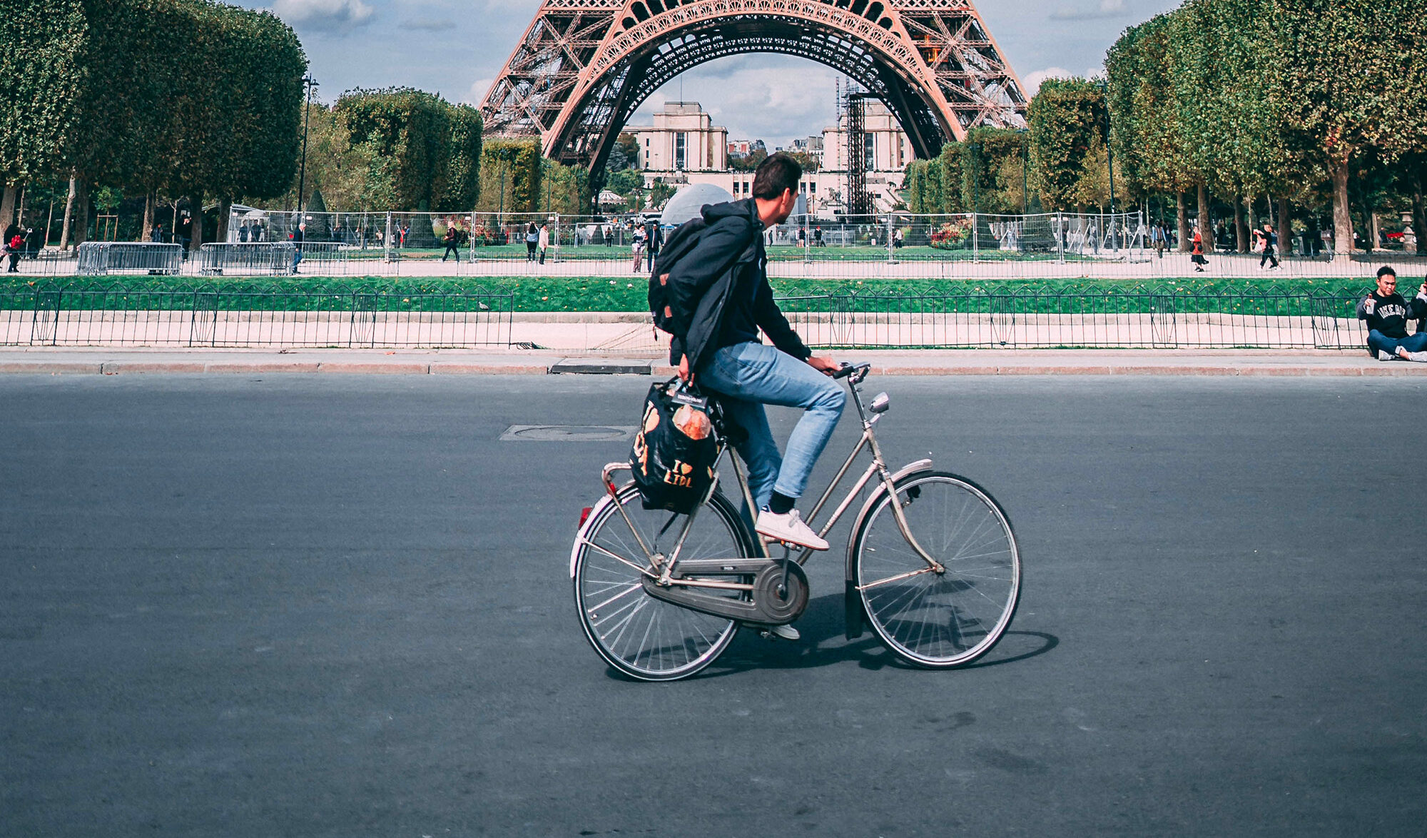Vélo devant la Tour Effeil à Paris