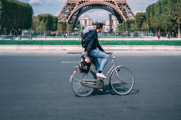 Vélo devant la Tour Effeil à Paris