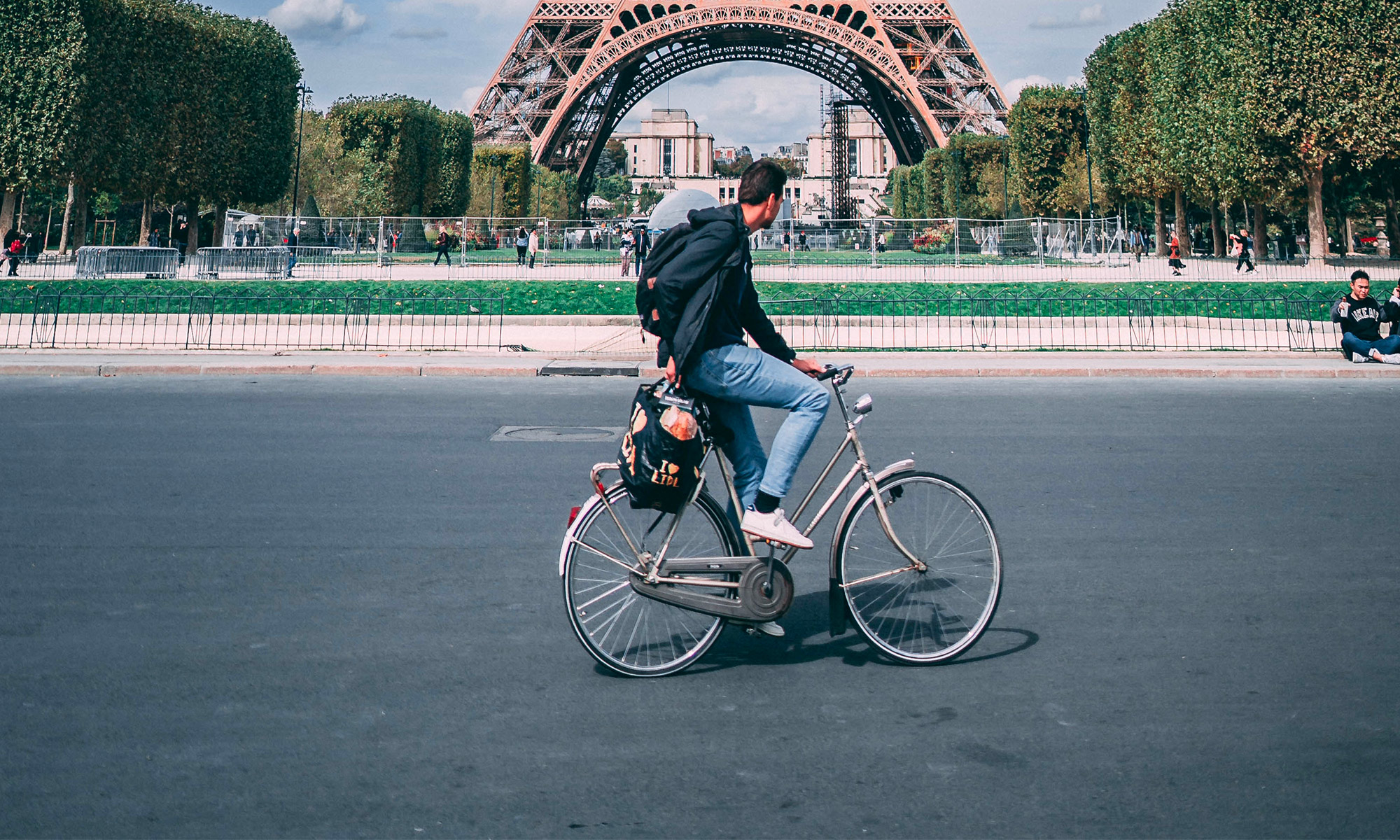 Vélo devant la Tour Effeil à Paris