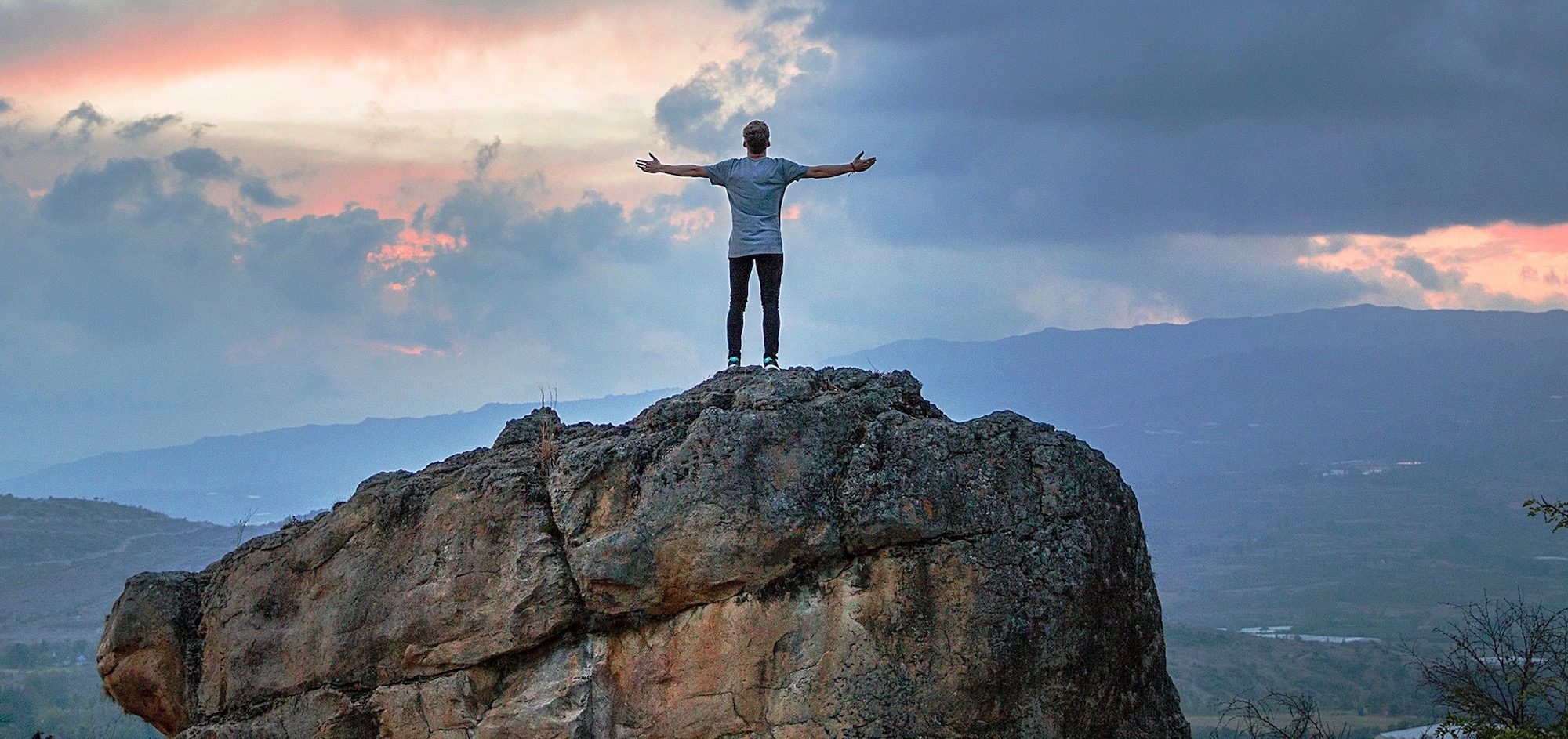 homme au sommet d'une montagne