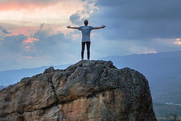 homme au sommet d'une montagne