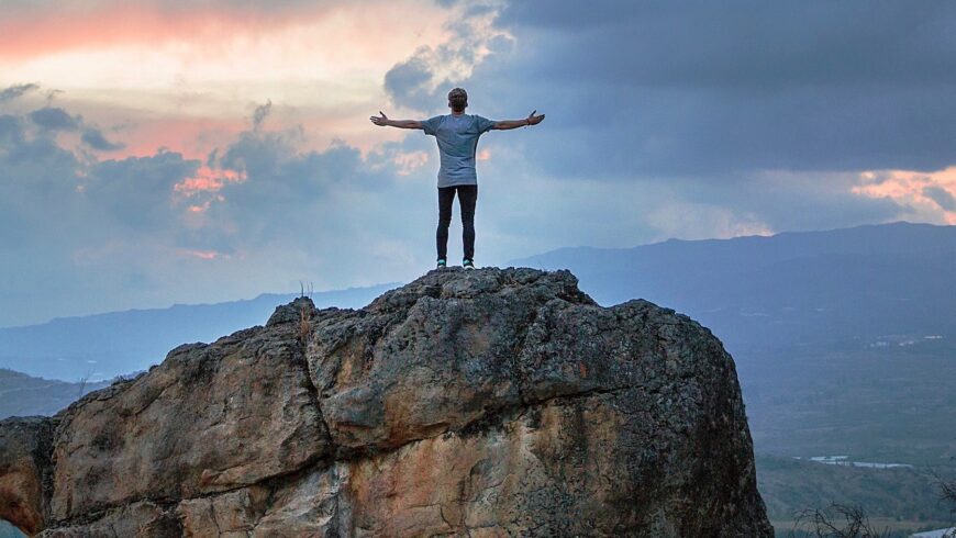 homme au sommet d'une montagne