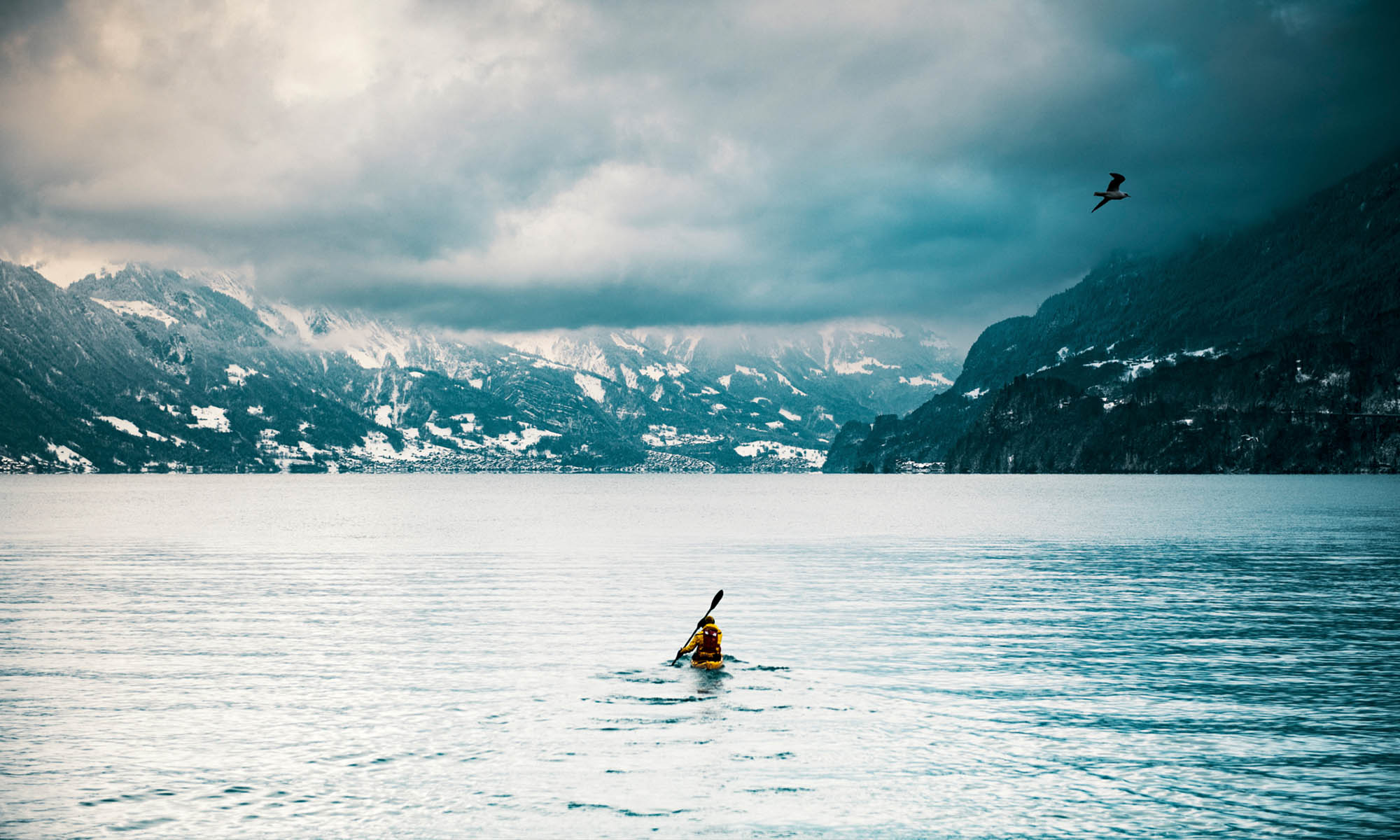 Kayak sur le lac de Brienz, Suisse