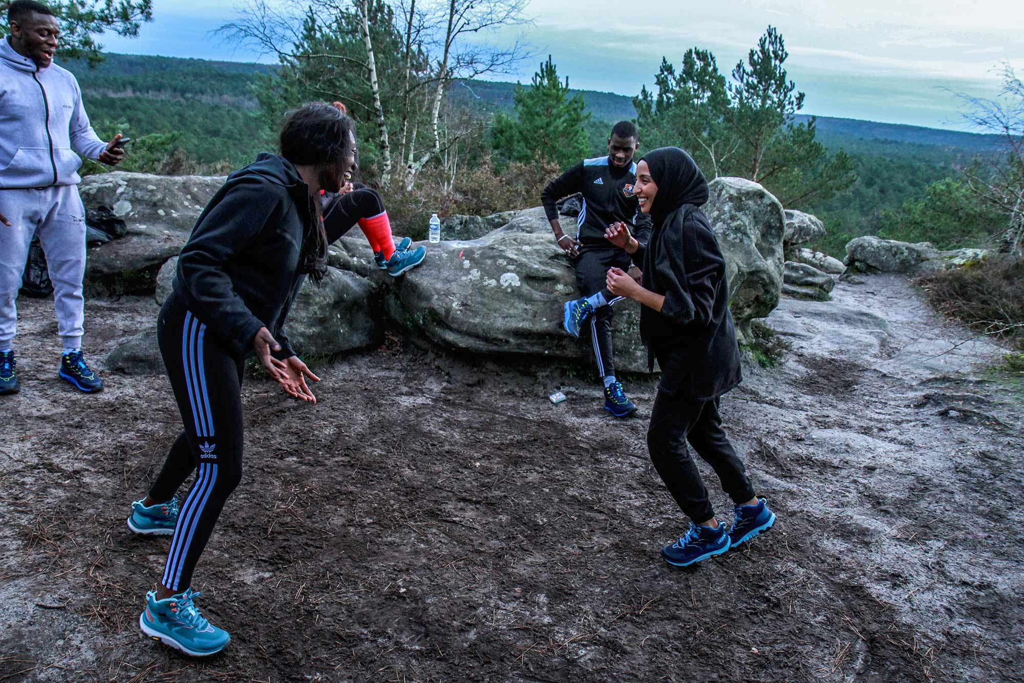 Les jeunes de l'association APART dans la forêt de Fontainebleau