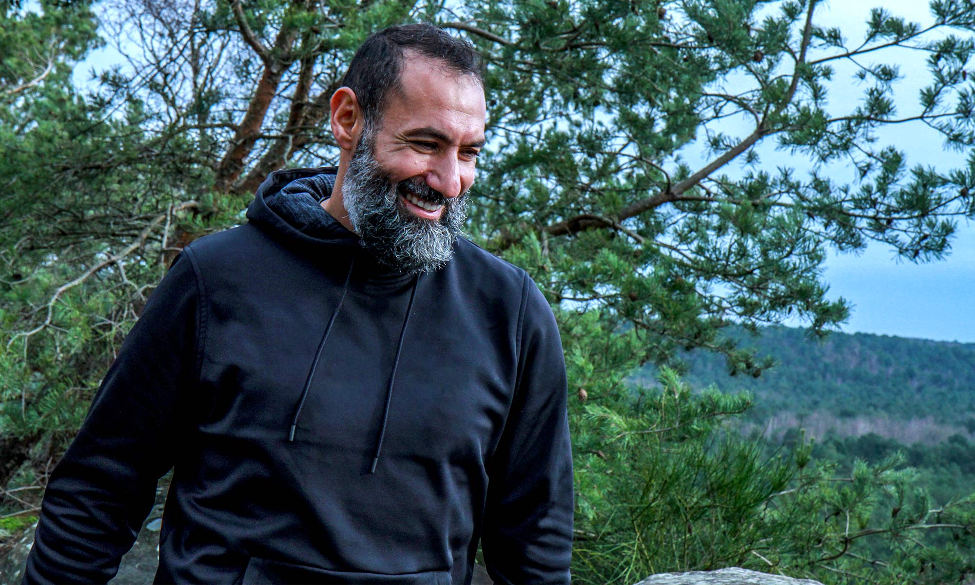 Samir Souadji de l'association APART dans la forêt de Fontainebleau