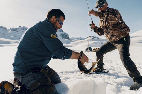 Pêche au trou sur les lacs gelés de Melchsee-Frutt