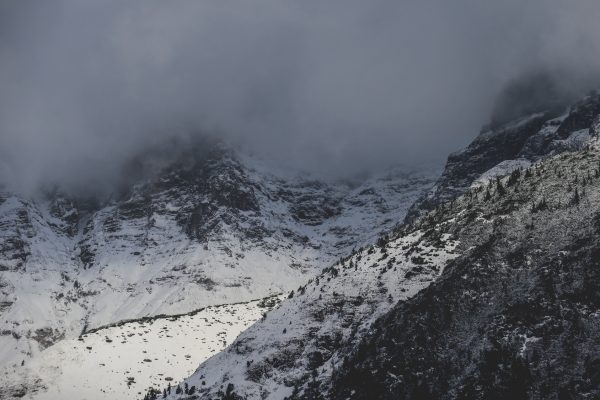 montagne sous la neige paul-gilmore-unsplash
