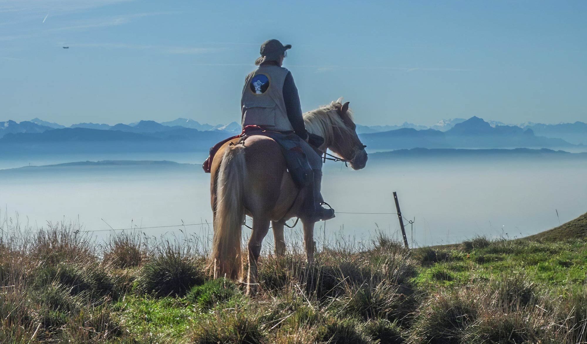 Mère et fille sur les traces des loups