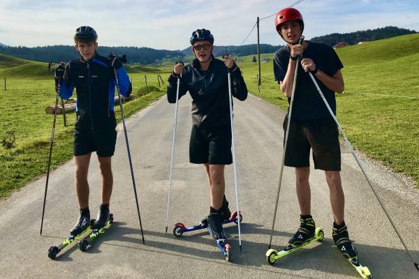 Malo, Célestin et Hugo s'entrainent pour leur périple en ski-roue.