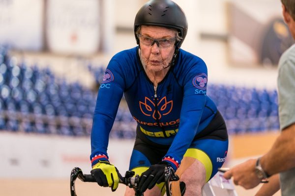 la cycliste Américaine Patricia Baker enchaine aujourd’hui les records sur piste dans la tranche d'âge des 80-84 ans.