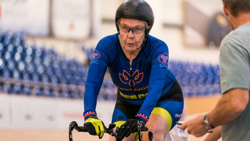 la cycliste Américaine Patricia Baker enchaine aujourd’hui les records sur piste dans la tranche d'âge des 80-84 ans.