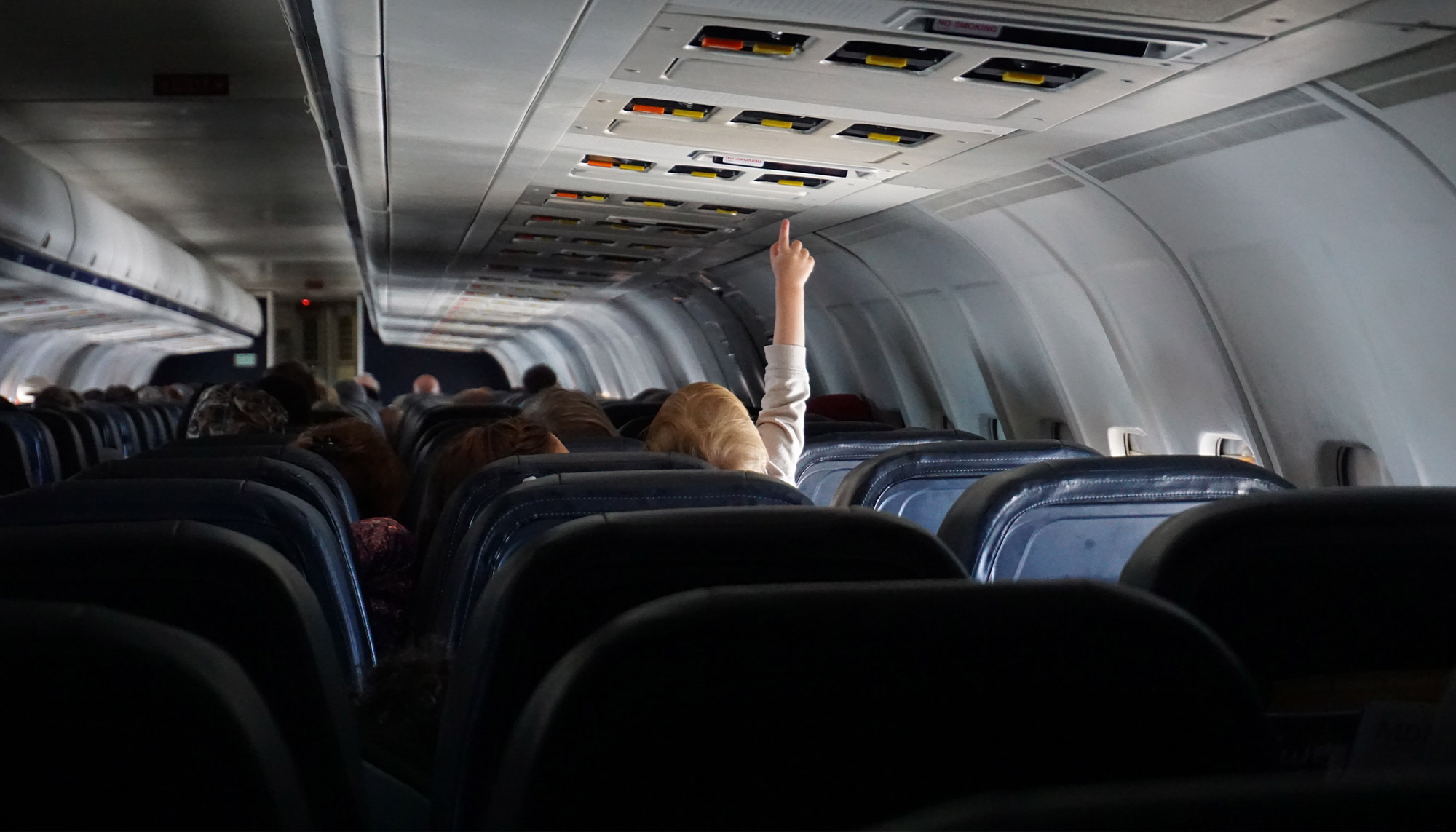 Un enfant dans un avion