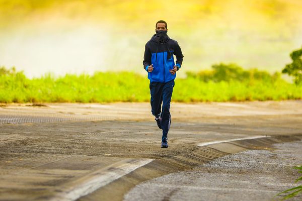 Courir avec un masque