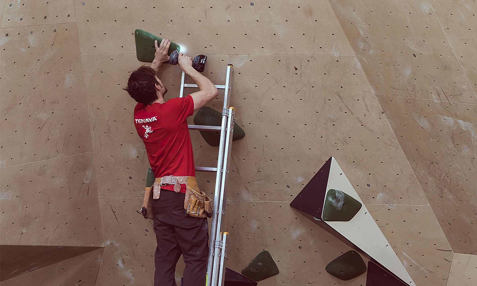 UN MUR D'ESCALADE — studiolamaison