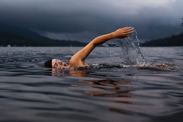 Nageur dans un lac