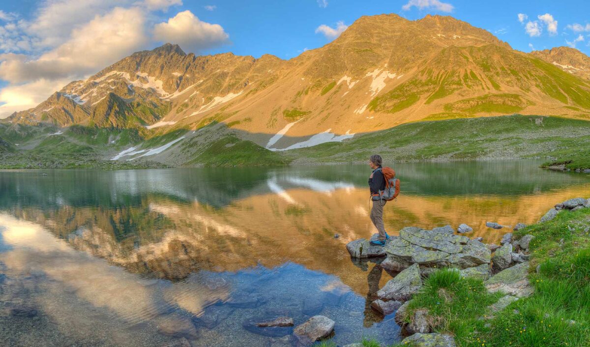 randonneur au bord d'un lac
