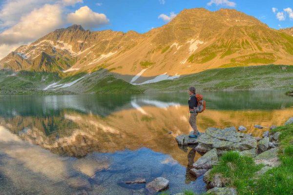 randonneur au bord d'un lac