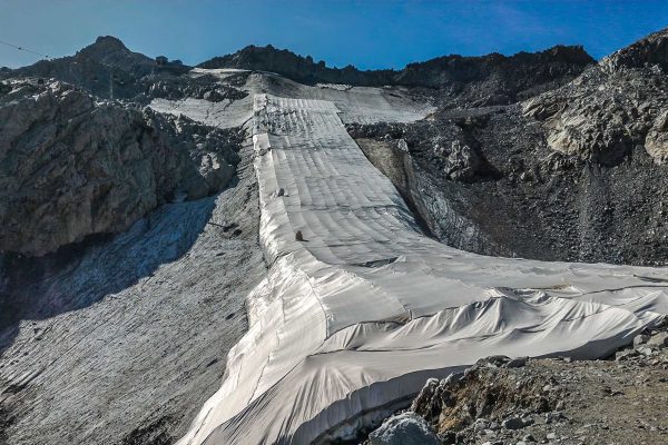 Glacier de Presena recouvert de draps blanc