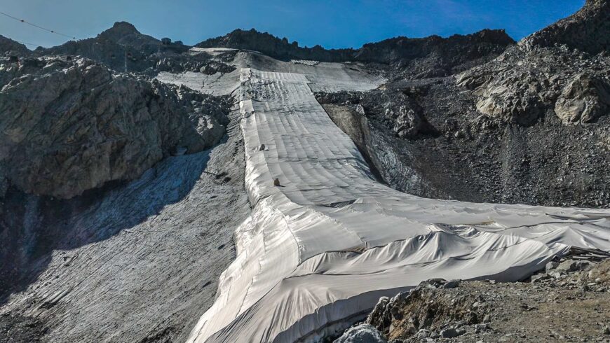 Glacier de Presena recouvert de draps blanc