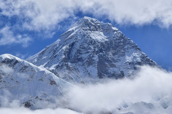 Everest dans les nuages