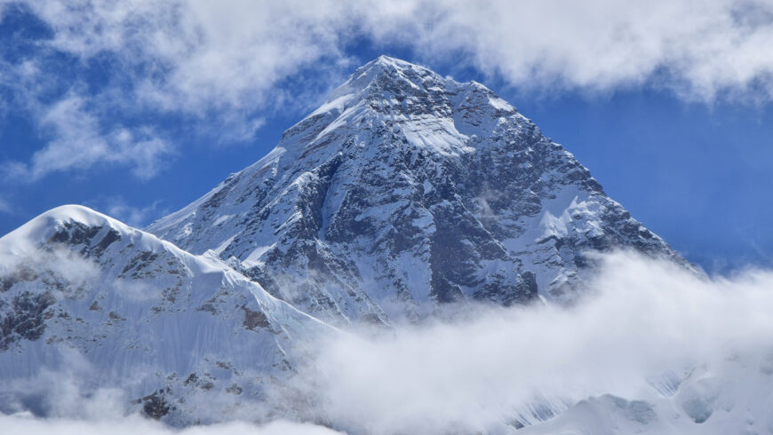 Everest dans les nuages